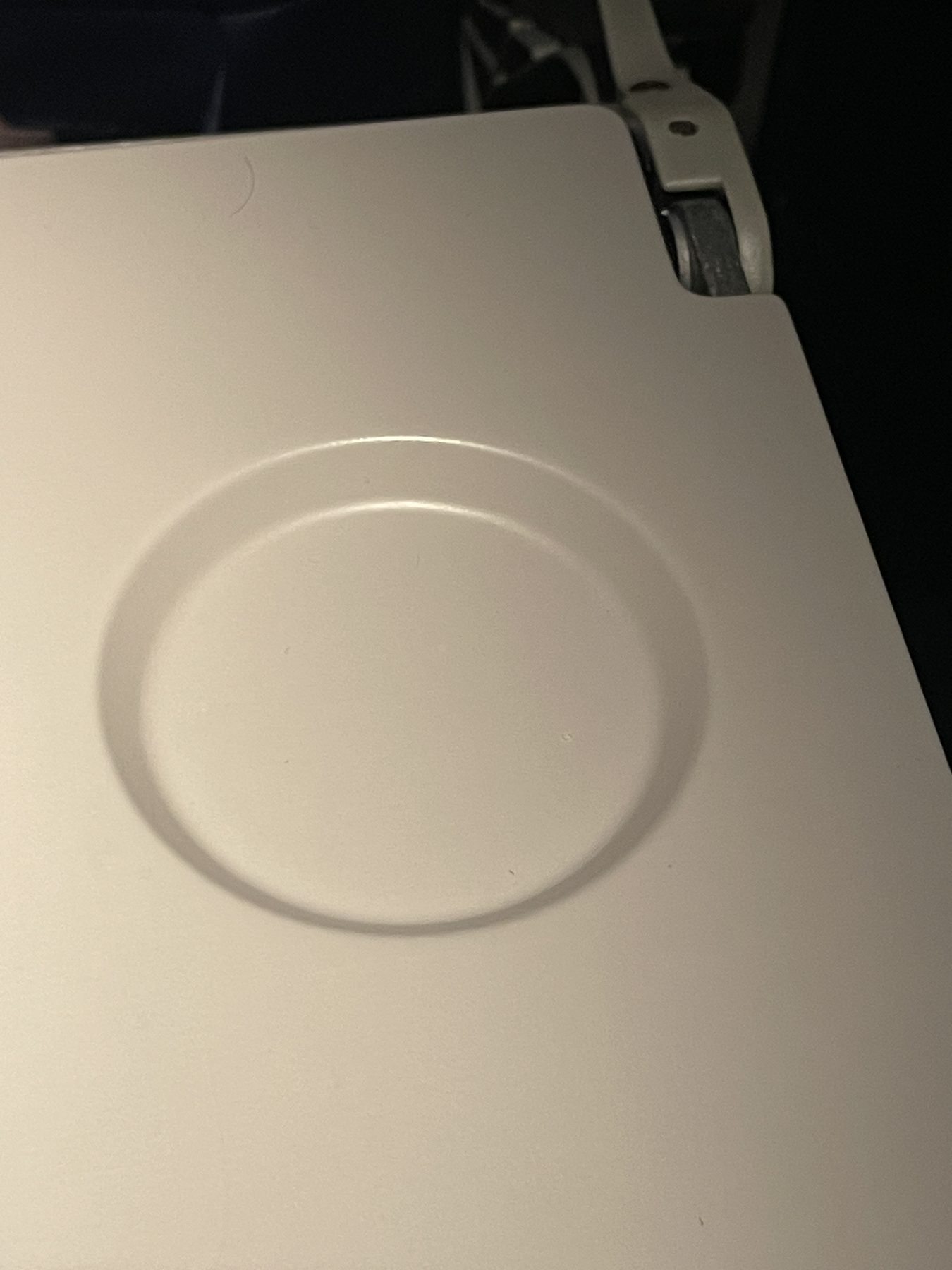 Indicator of where to set a drink on a tray table