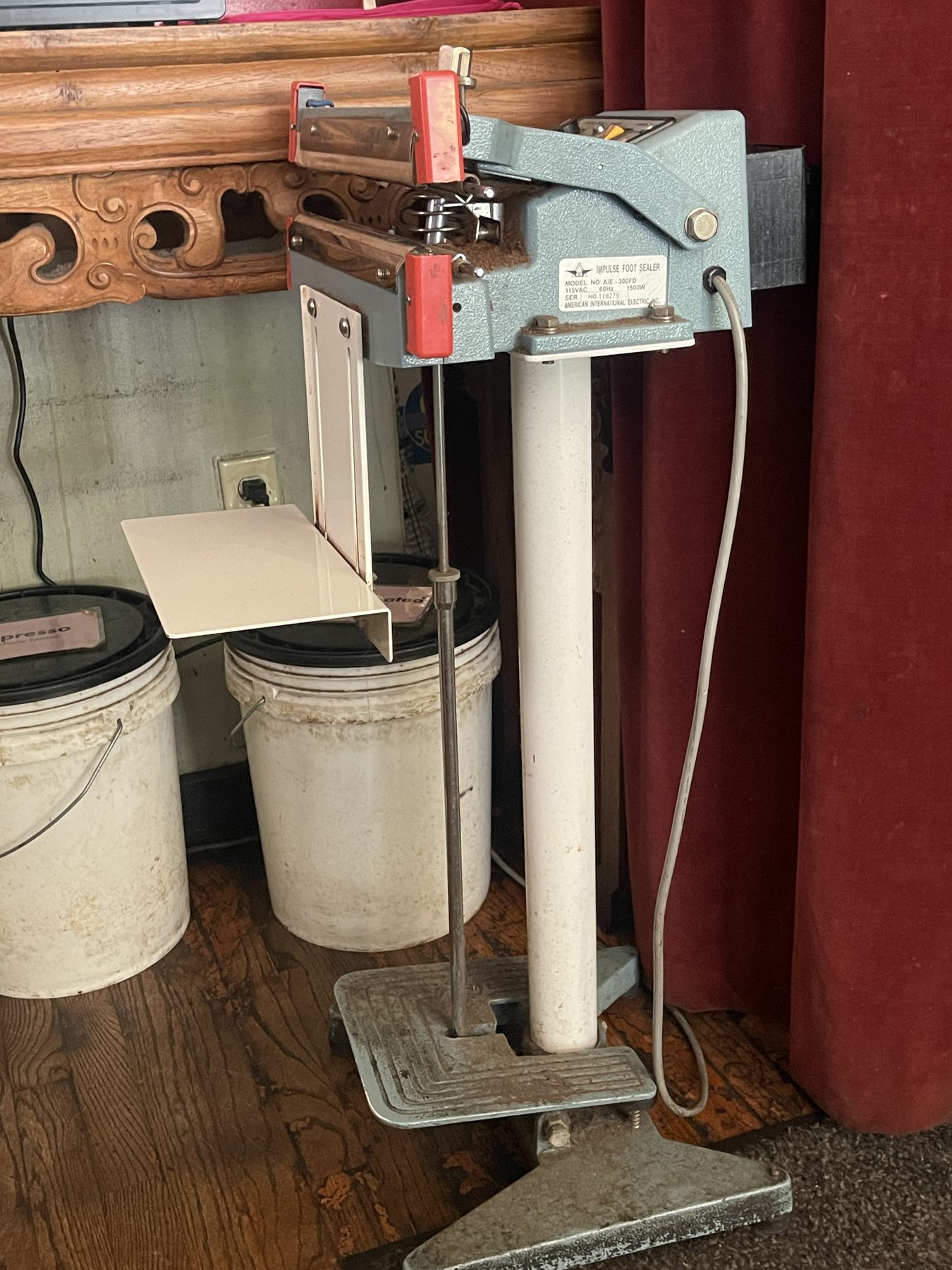 Machine that seals bags, foot powered to keep both hands free
